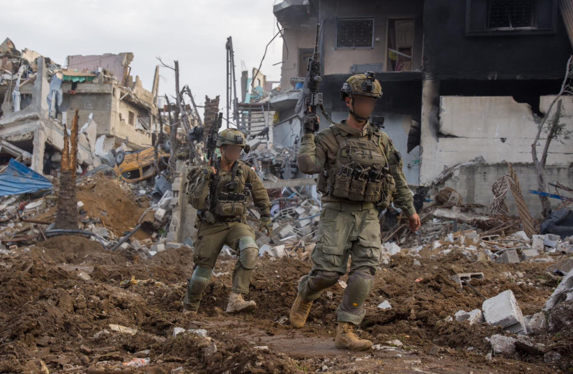 Soldados das Forças de Defesa de Israel (IDF) são vistos atravessando os escombros no norte da Faixa de Gaza durante a Operação Coração Valente, a operação para resgatar o corpo do Sargento-Mor Ran Gvili, em 26 de janeiro de 2026.