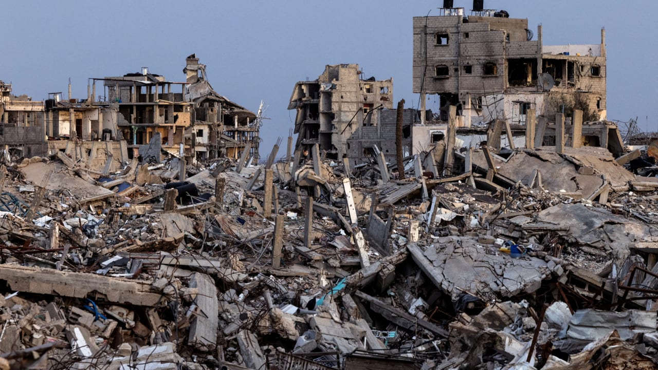 Edifícios jazem em ruínas em meio aos escombros em Rafah, no sul da Faixa de Gaza, em 8 de dezembro de 2025. Edifícios jazem em ruínas em meio aos escombros em Rafah, no sul da Faixa de Gaza, em 8 de dezembro de 2025.